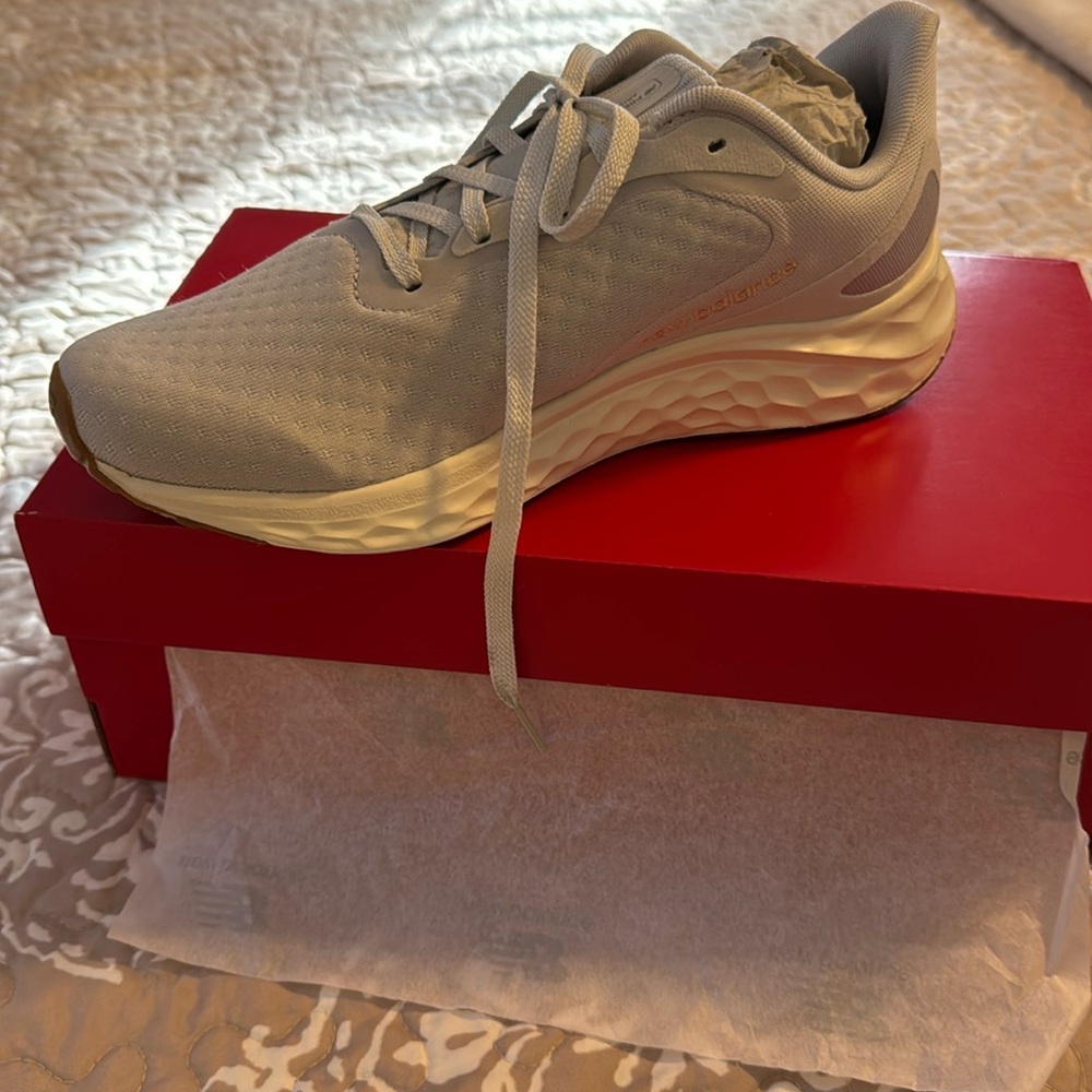 New Balance sneakers. Light Grey with fresh foam. Arishi v4.
